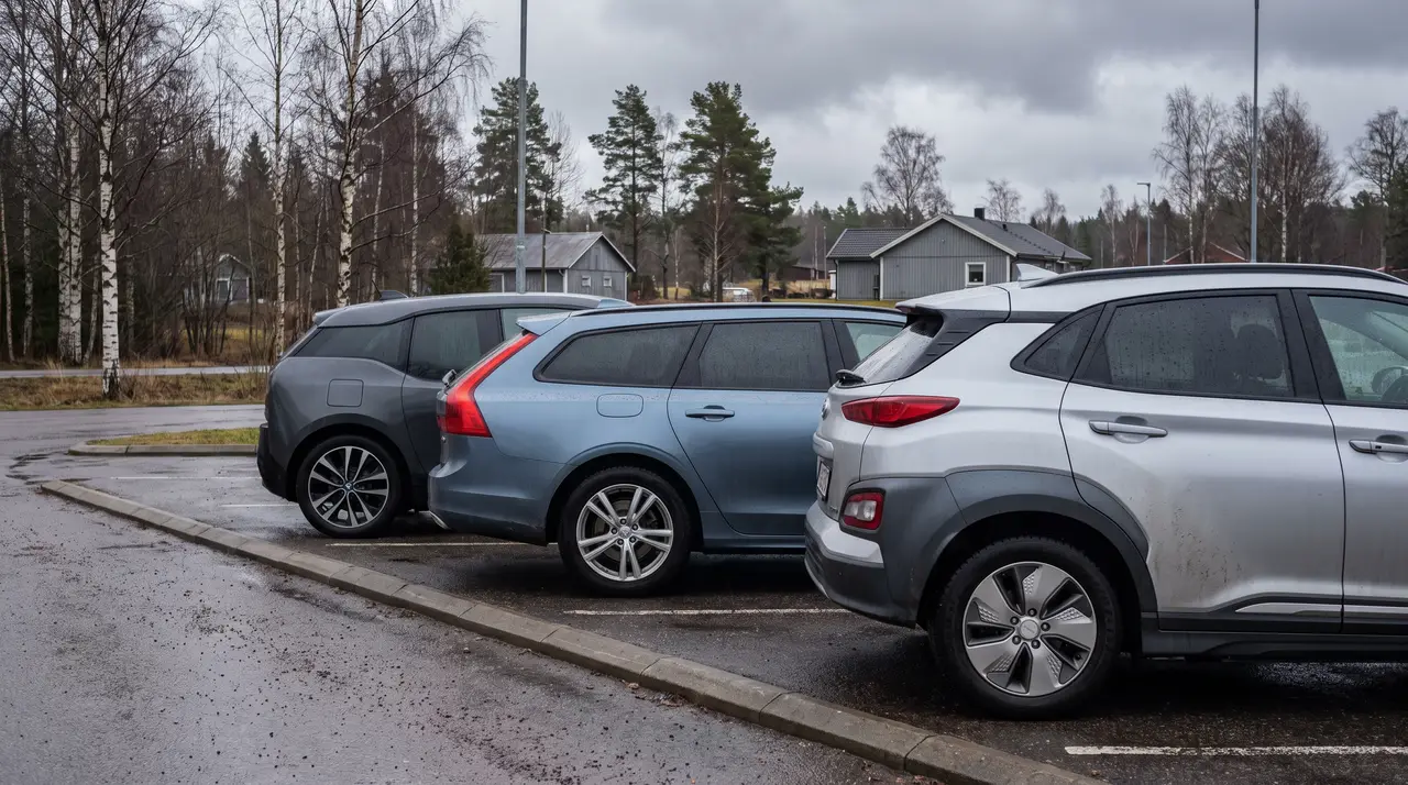 Bildmontage: flera elbilar av olika storlek uppställda på en parkering