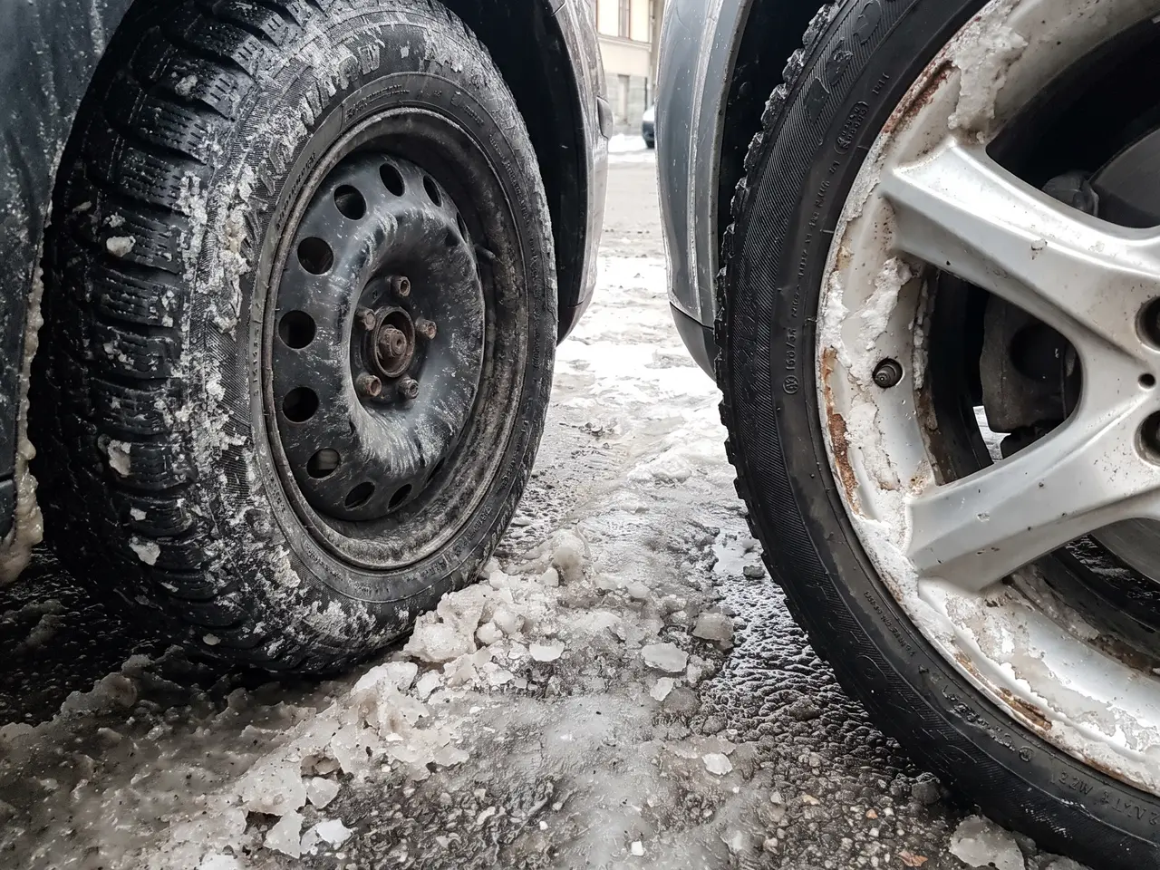 Bildmontage: salt och slask på vinterhjulen – på aluminium kan skador i lacken börja korrodera om de inte bättras.