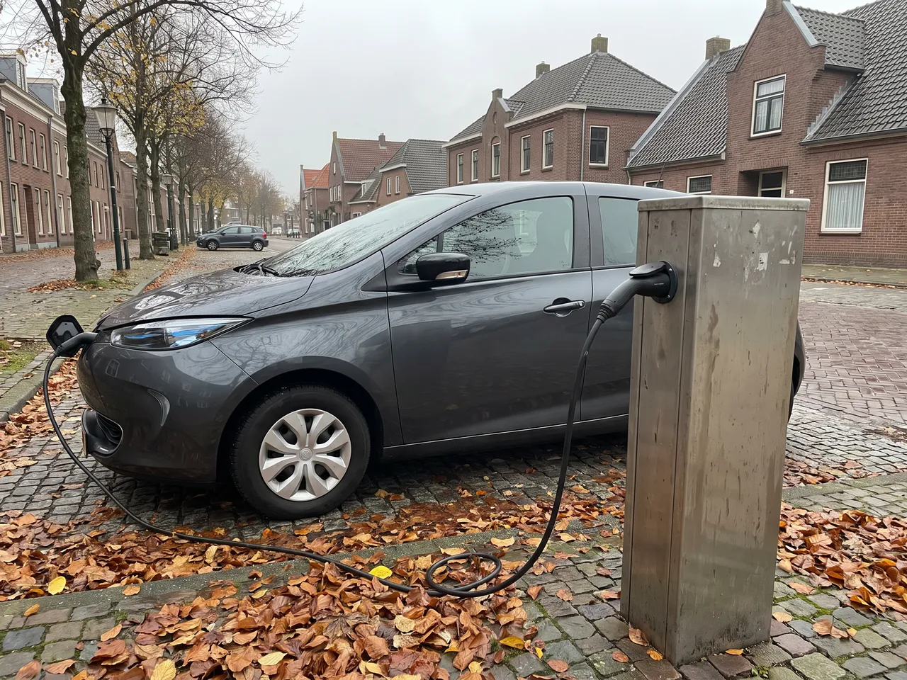 Bildmontage: AC-laddning med typ 2-kabel vid en kommunal laddstolpe i stadskärnan