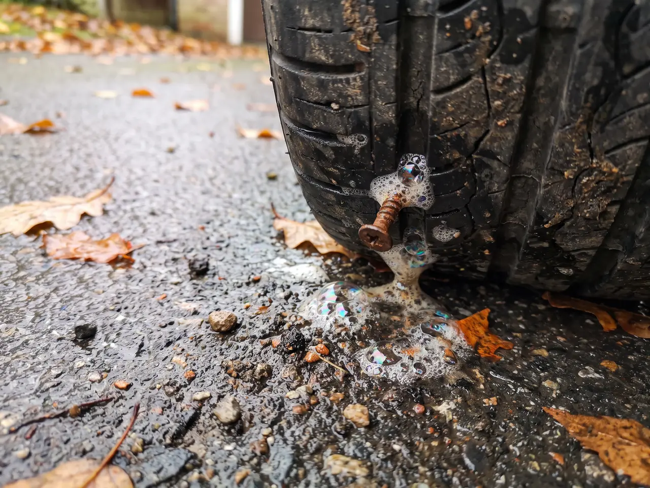 Bildmontage: tvålvatten på slitbanan – där det bubblar läcker luften ut.