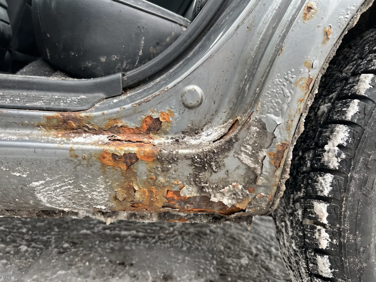 Bildmontage: ytrost och bubblande lack i tröskeln framför bakhjulet, där saltet samlas