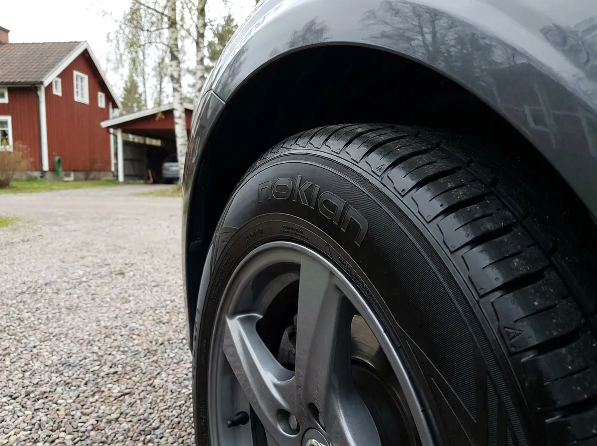 Djupt svart, glänsande däck efter däckglans