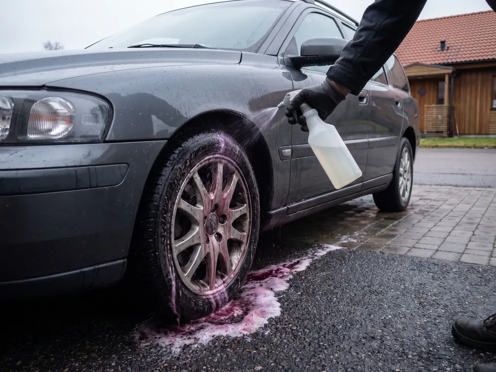 Bildmontage: flygrostlösare sprayas på och färgas lila när den löser järnet
