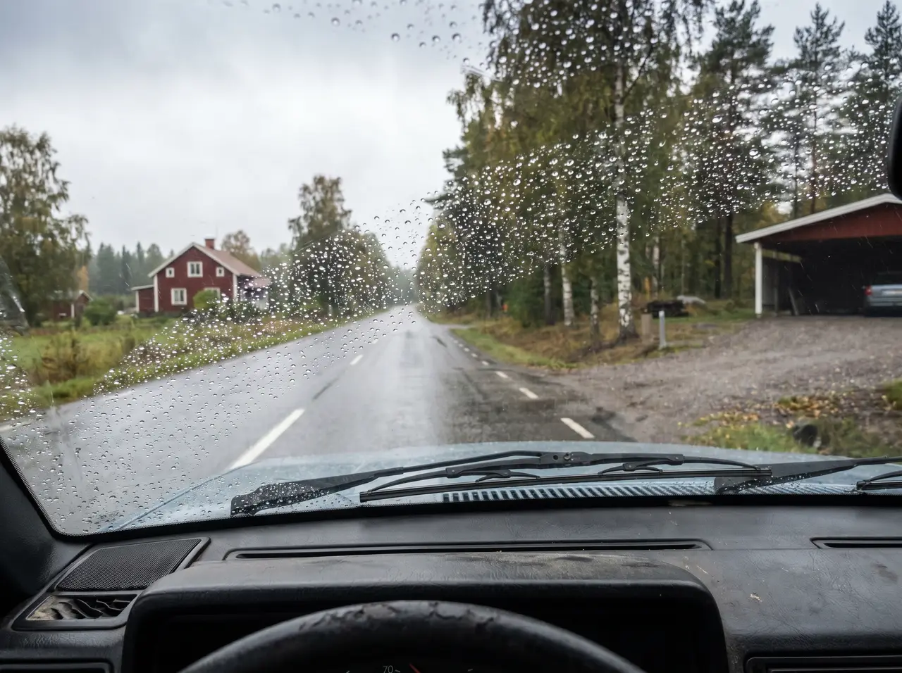 Bildmontage: klar sikt genom behandlad vindruta där regnet pärlar av