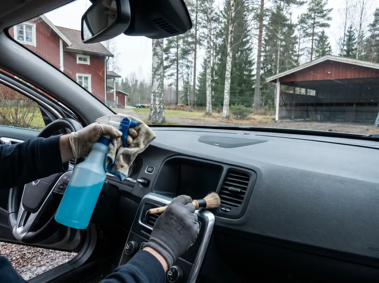 Bildmontage: interiörrengöring sprayas i mikrofiberduk och ytorna torkas av