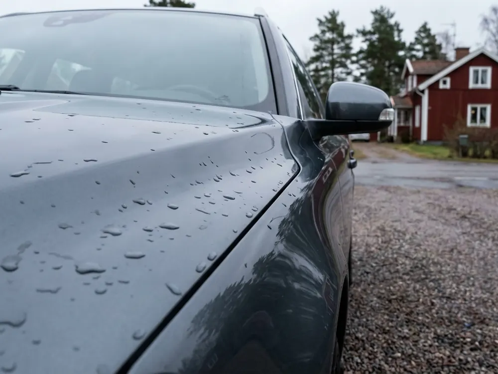 Bildmontage: förseglad bil med kvarstående pärleffekt efter flera veckor