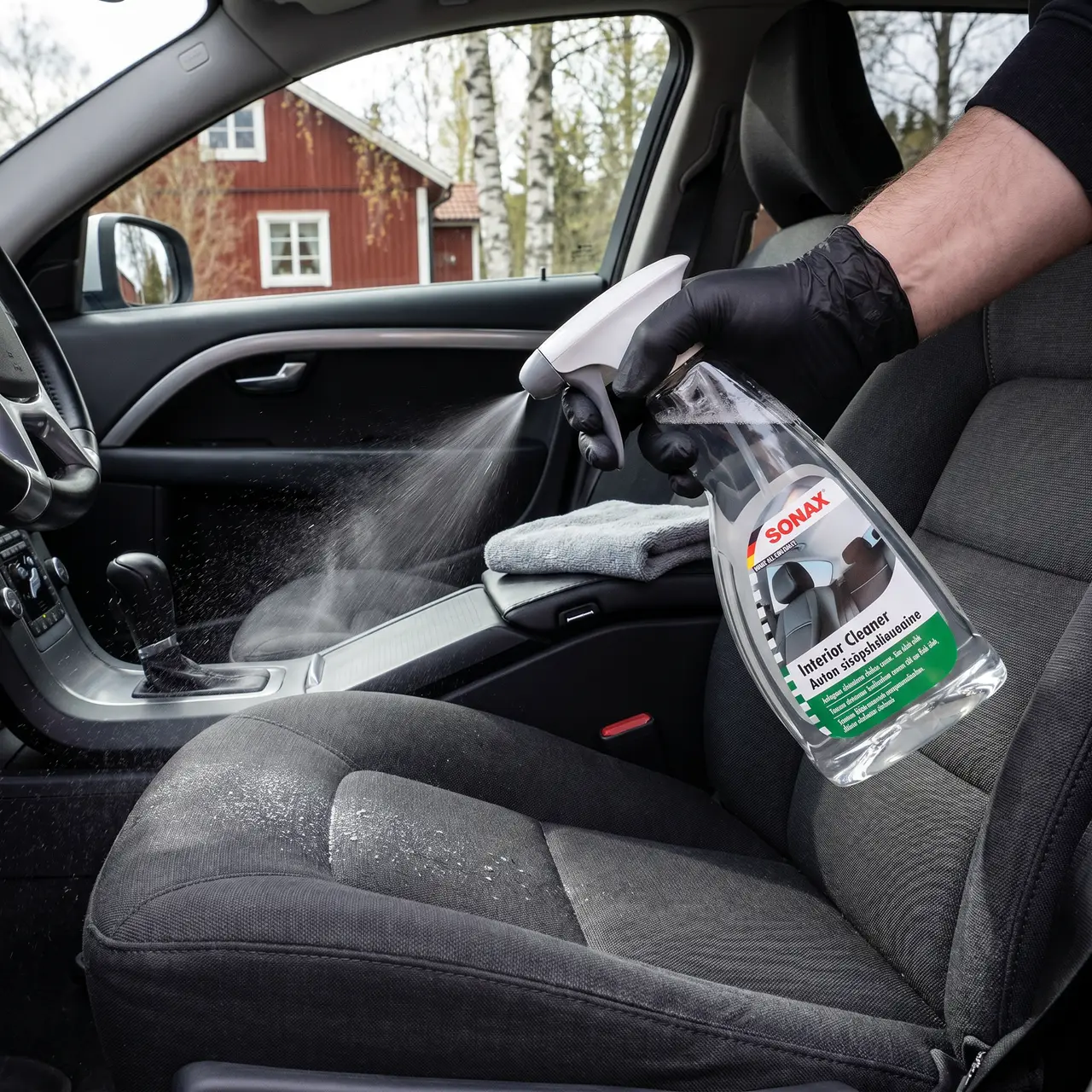 Bildmontage av Sonax Car Interior Cleaner