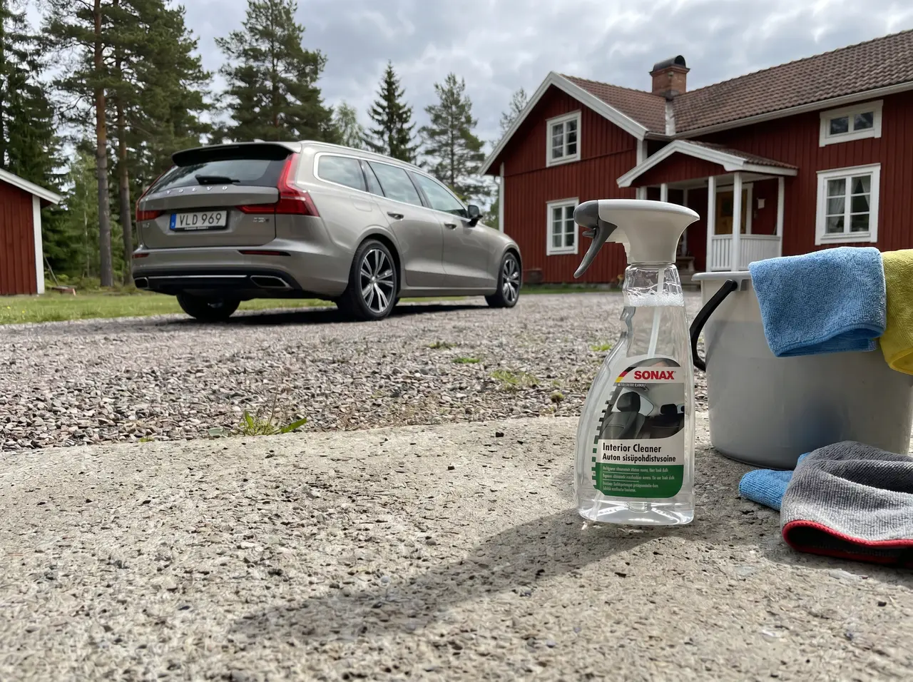 Bildmontage av Sonax Car Interior Cleaner