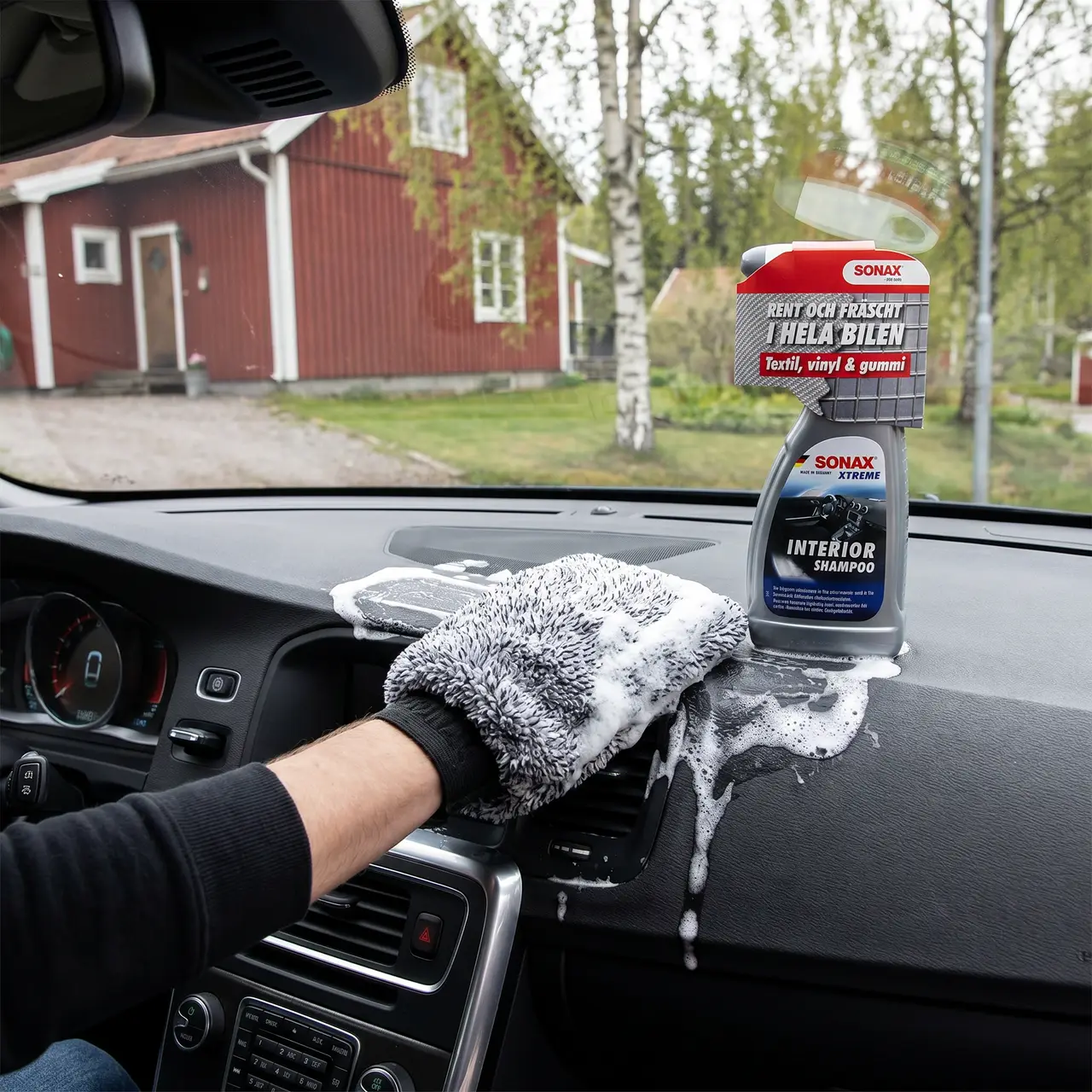Bildmontage av Sonax Xtreme Interior Shampoo