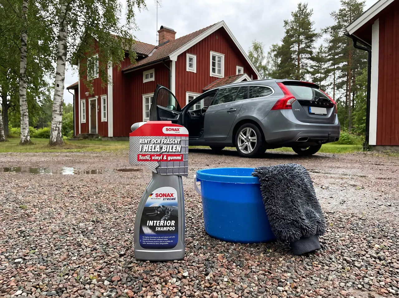 Bildmontage av Sonax Xtreme Interior Shampoo