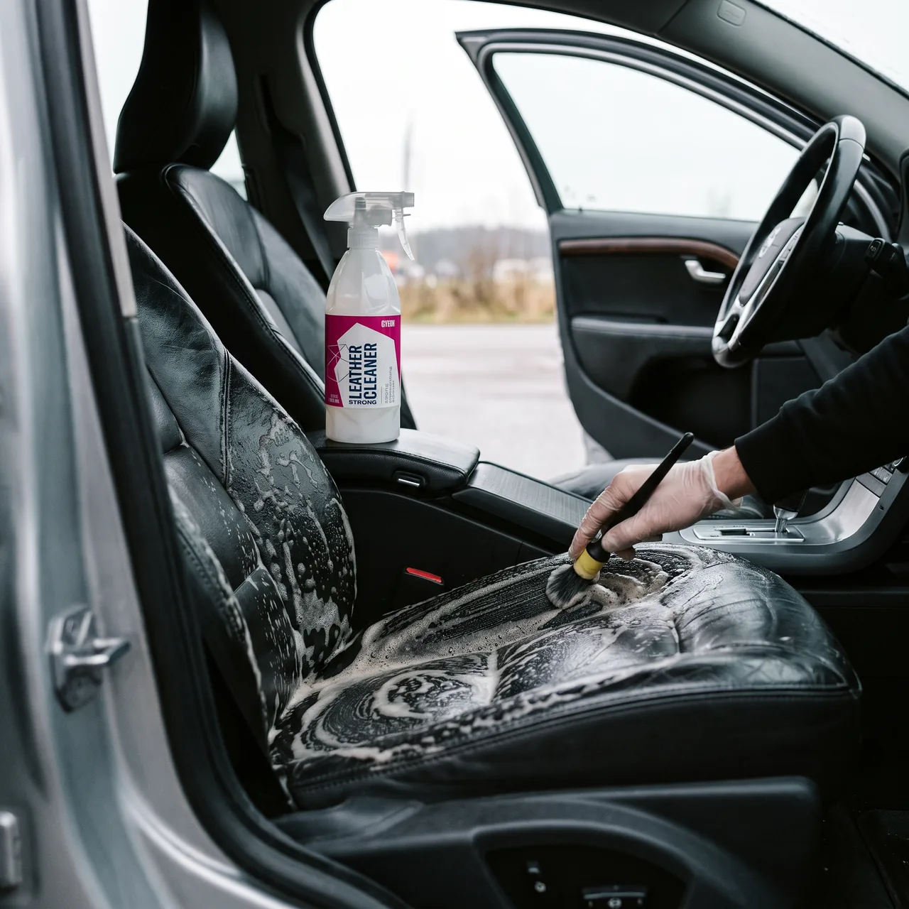 Bildmontage av Gyeon Q²M LeatherCleaner Strong