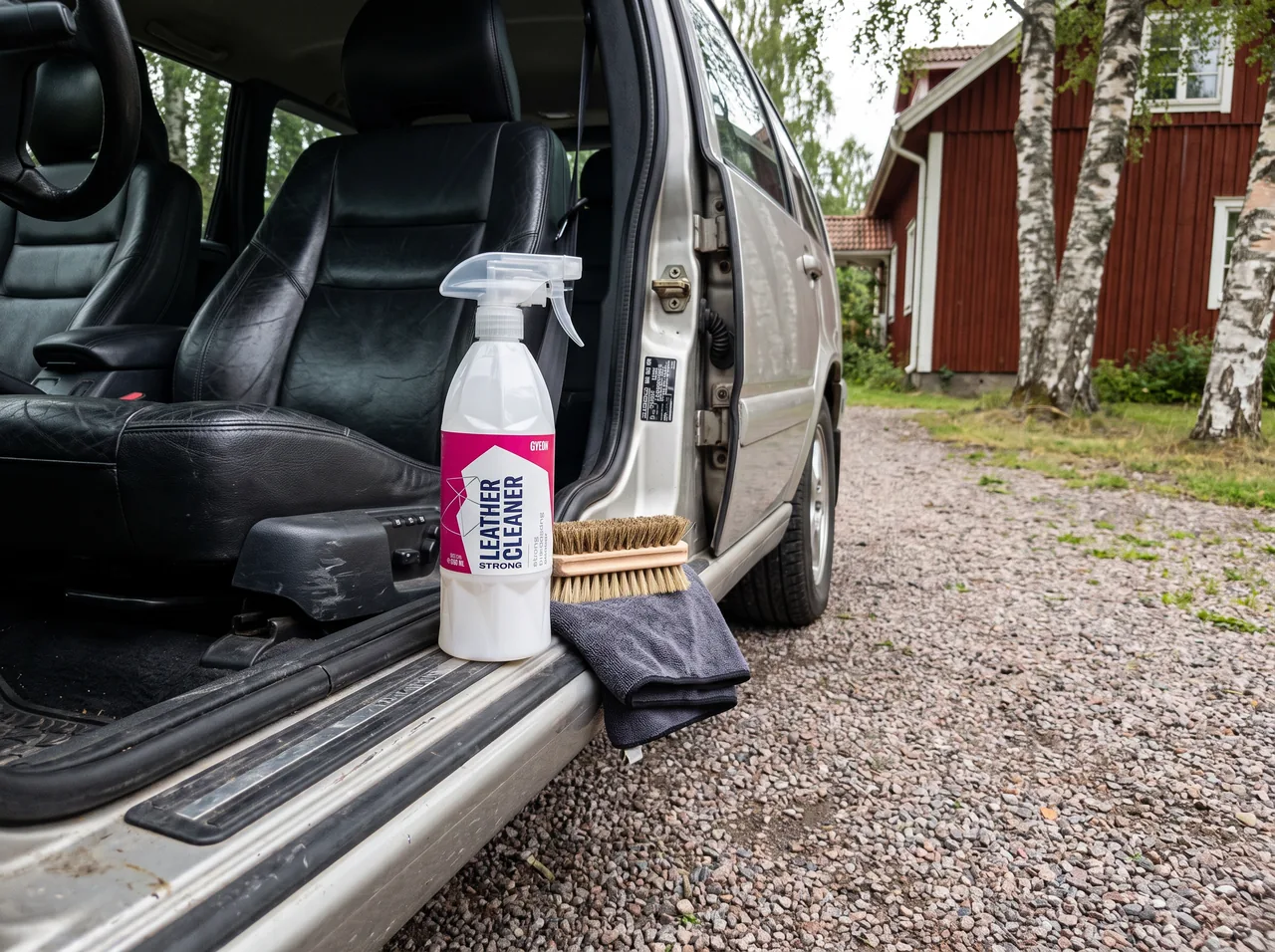 Bildmontage av Gyeon Q²M LeatherCleaner Strong