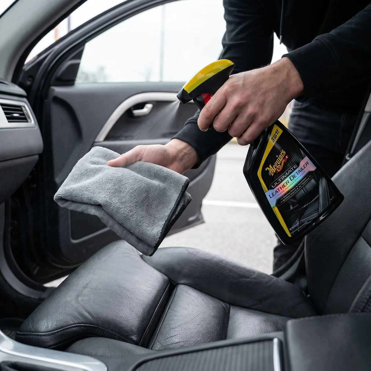 Bildmontage av Meguiars Ultimate Leather Detailer