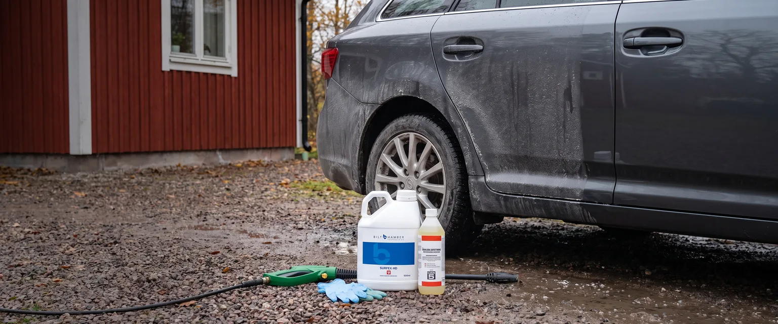 Bildmontage av Bilt Hamber Surfex HD och CAR5 Alkalisk Avfettning framför en smutsig bil på en grusuppfart