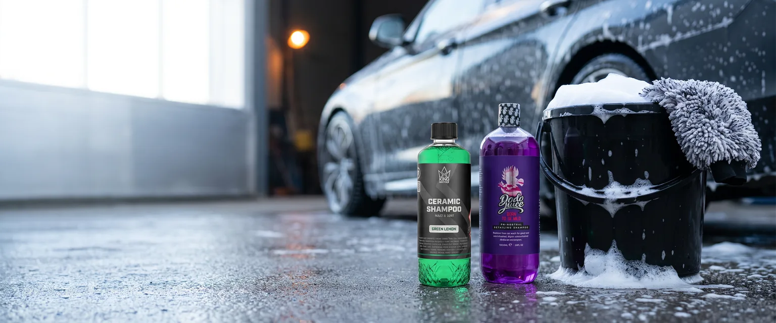 Bildmontage av King Carthur Ceramic Shampoo och Dodo Juice Born to be Mild