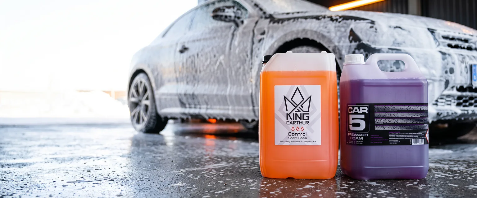 Bildmontage av King Carthur Control Snow Foam och CAR5 Prewash Foam