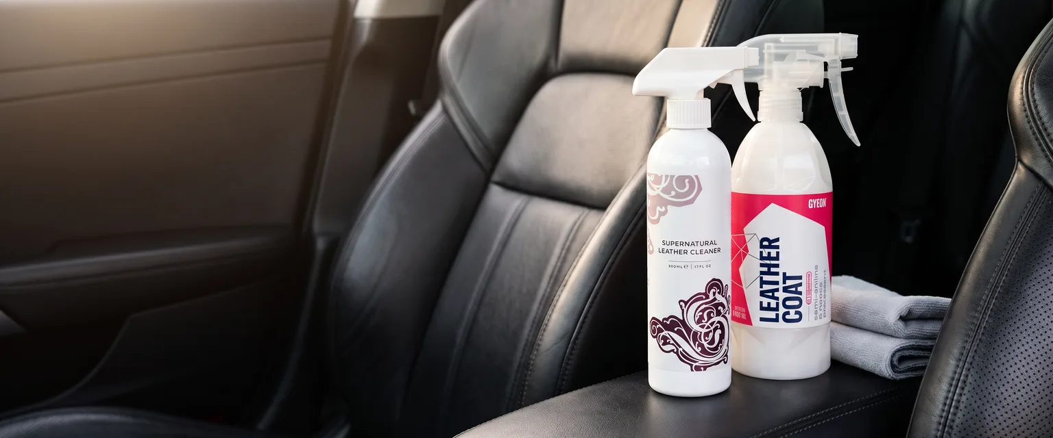 Bildmontage av Dodo Juice Supernatural Leather Cleaner och Gyeon Q² LeatherCoat Redefined