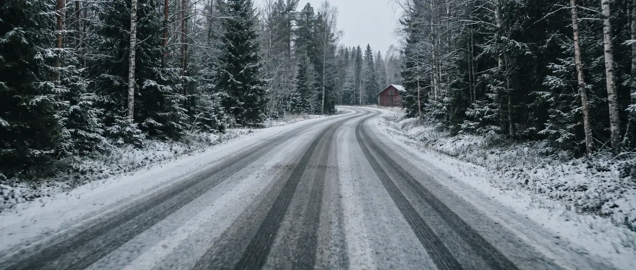Bildmontage: svensk landsväg med första snön och färska däckspår